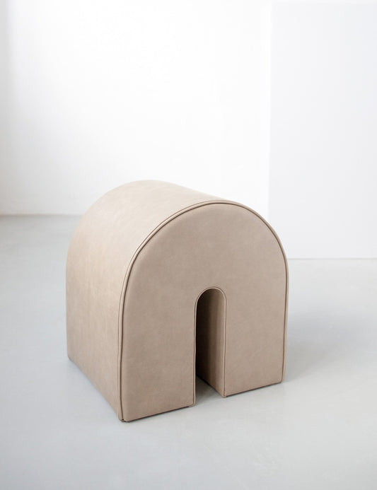 CURVED POUF