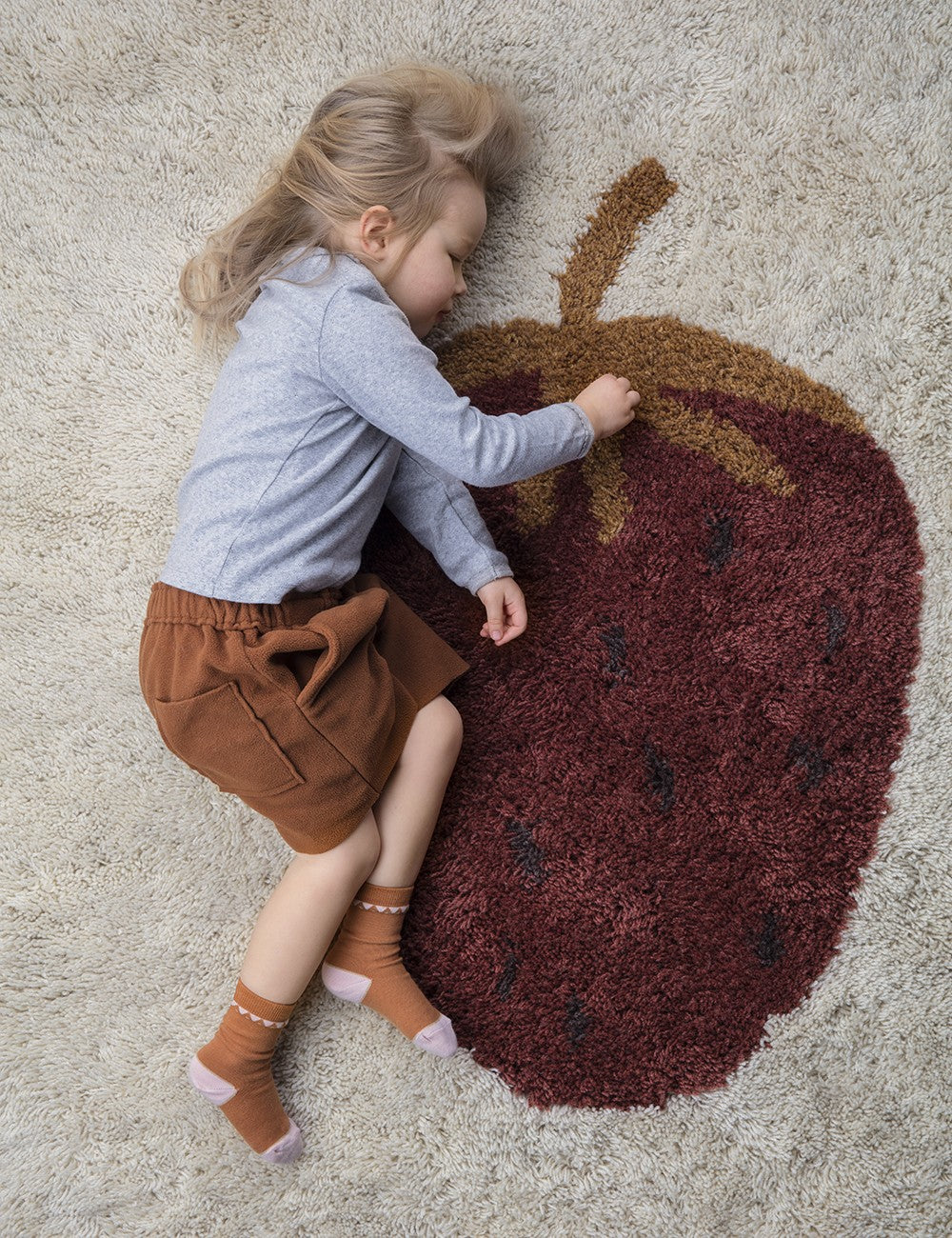 TUFTED RUG STRAWBERRY