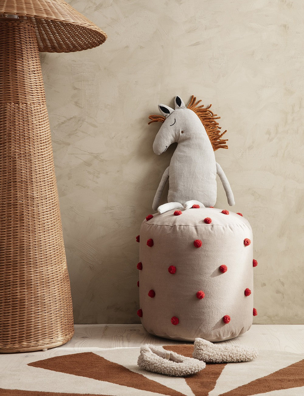 tappeto tuftato in mattoni scuri ad arco