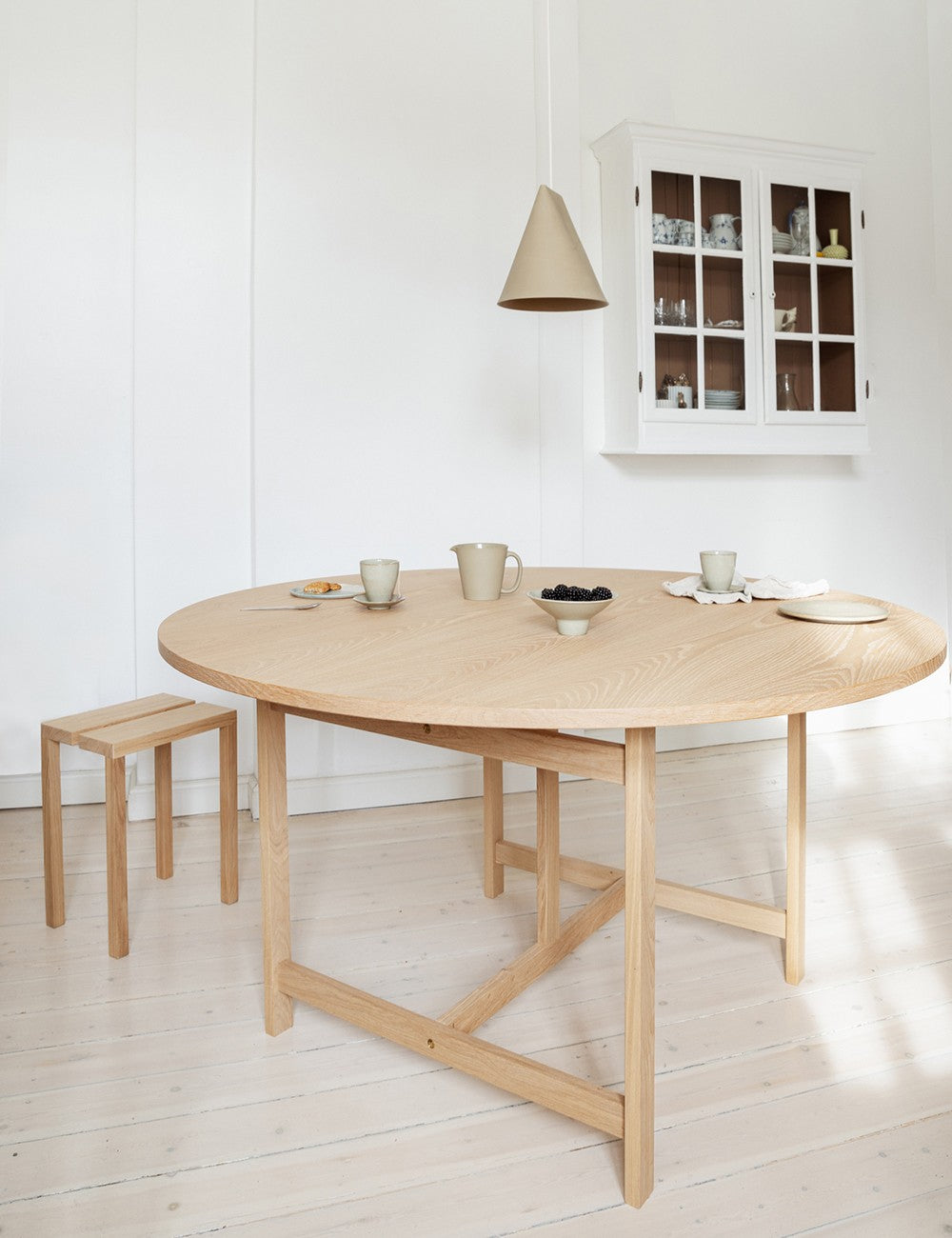 ROUND DINING TABLE 140