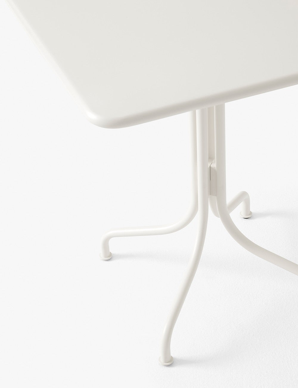 THORVALD SC97 COFÉ TABLE SQUARE