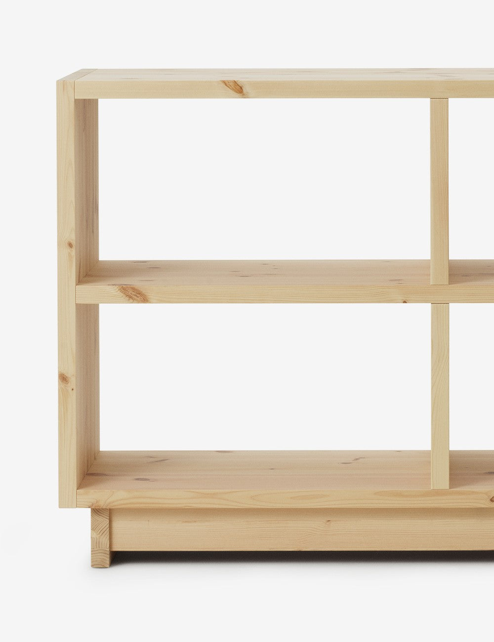 libreria in legno di media grandezza