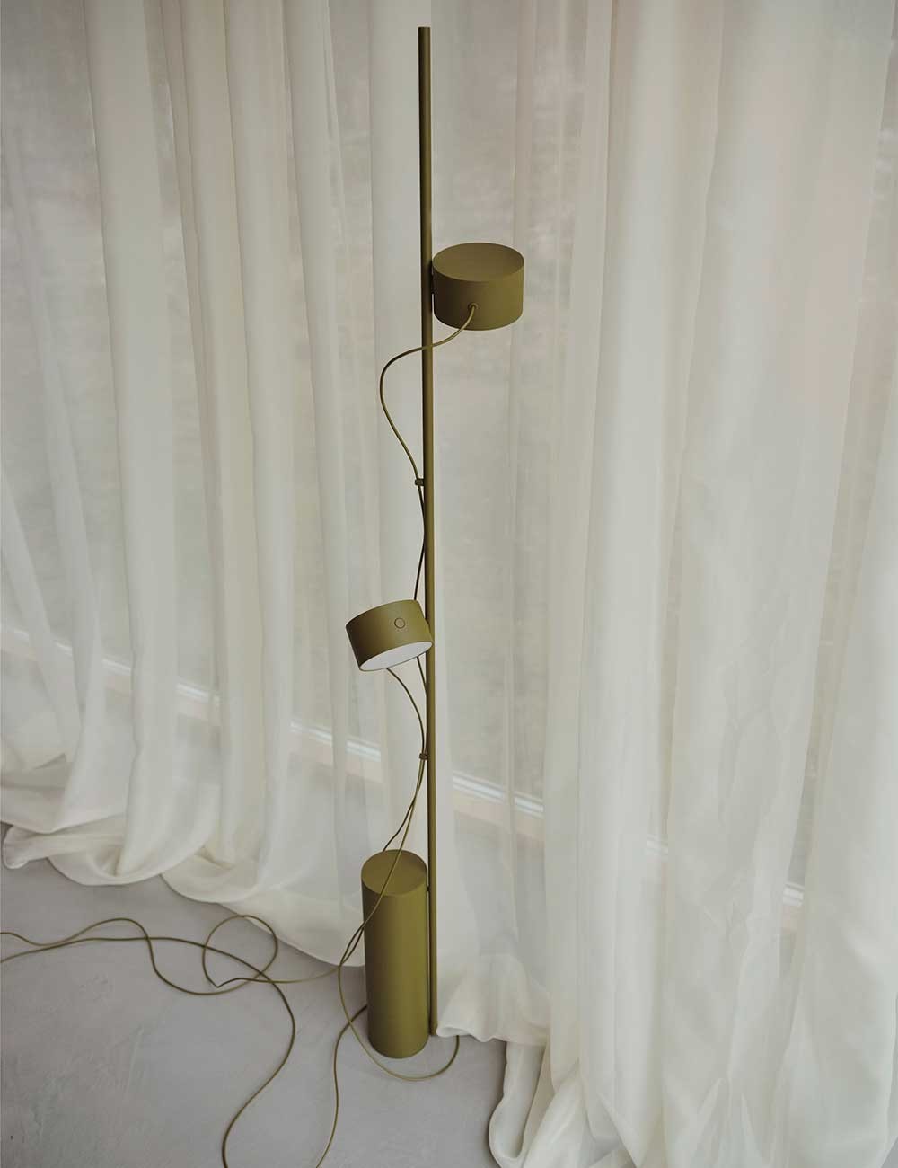 POST FLOOR LAMP