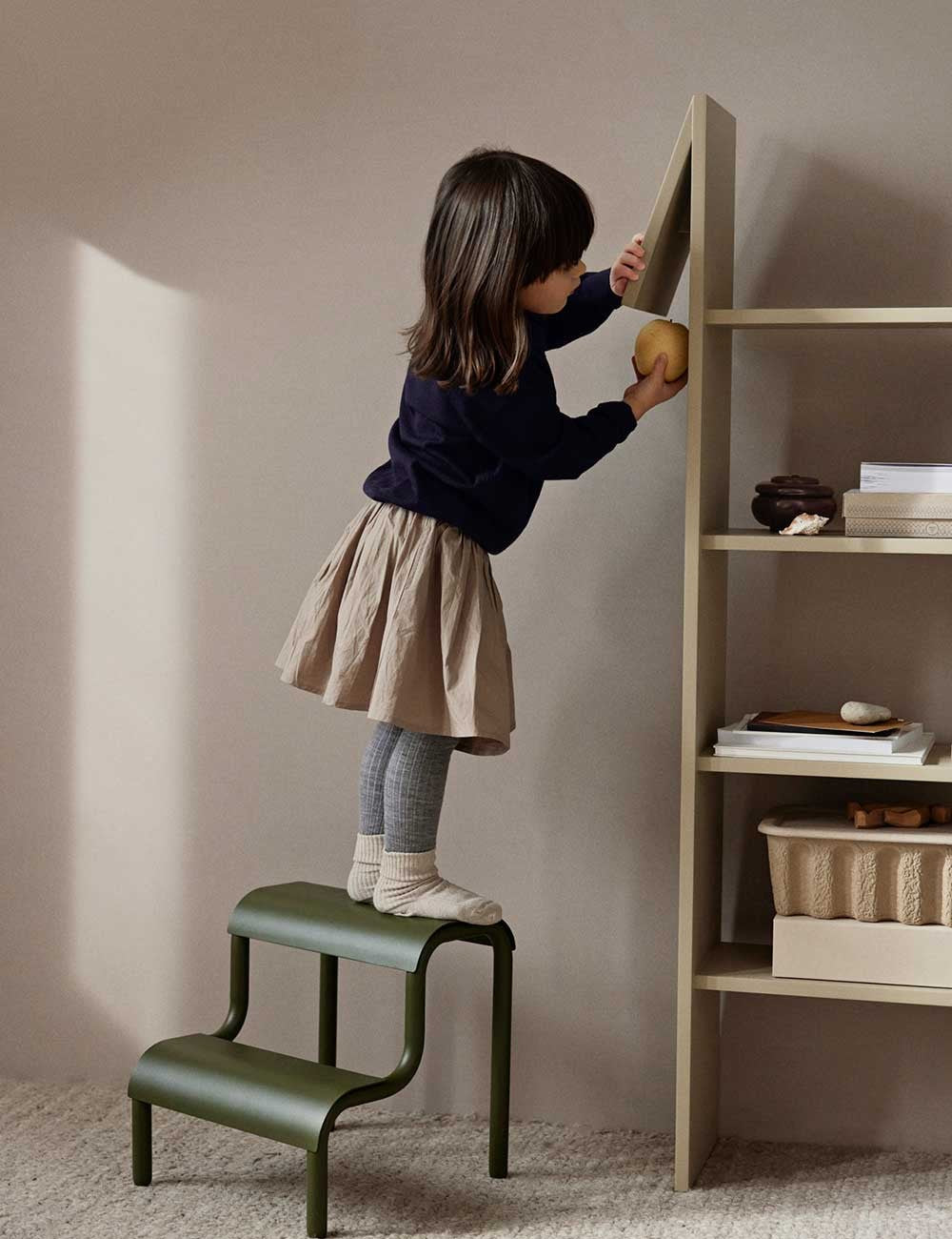 GIRAFFE BOOKCASE