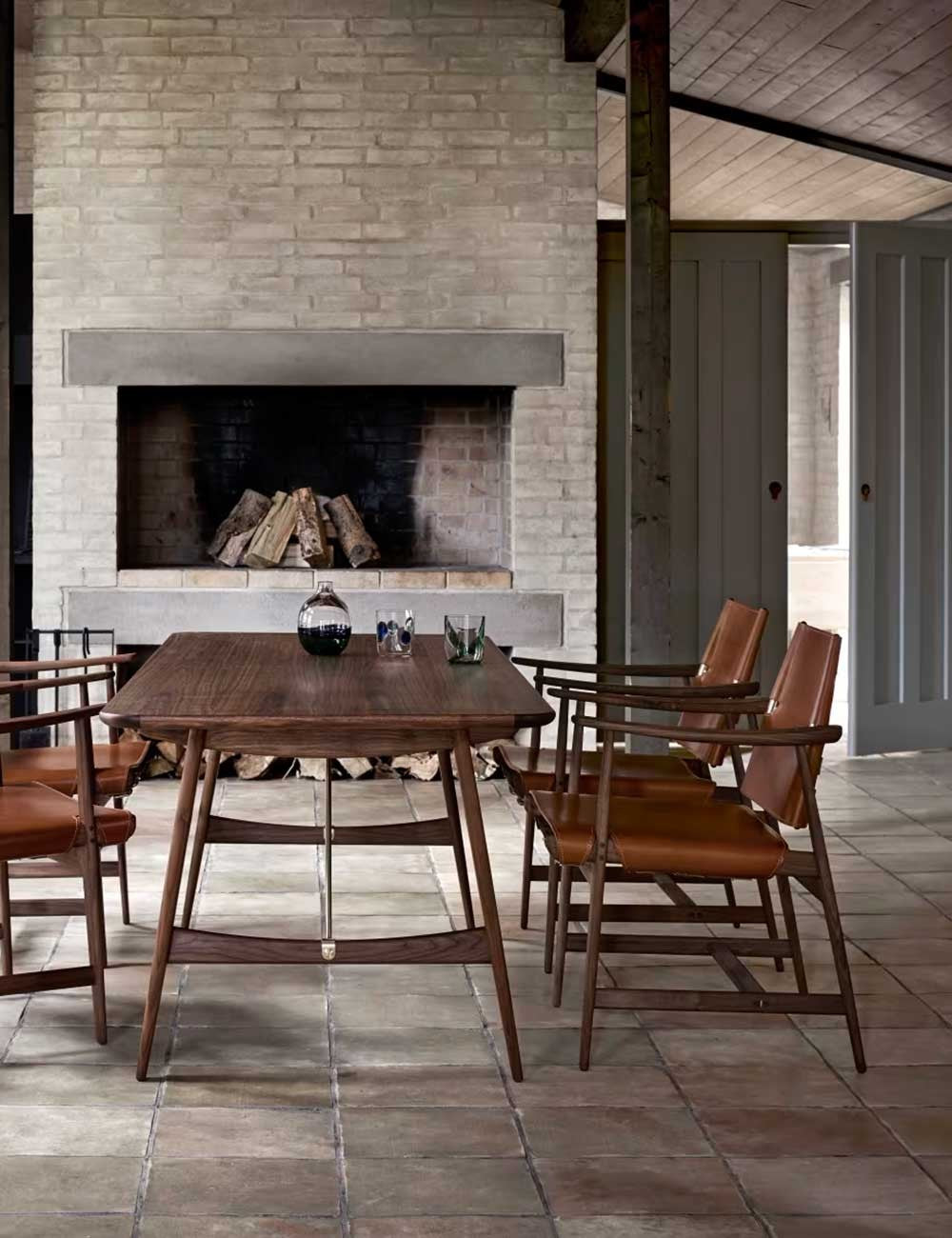 BM1160 HUNTING TABLE