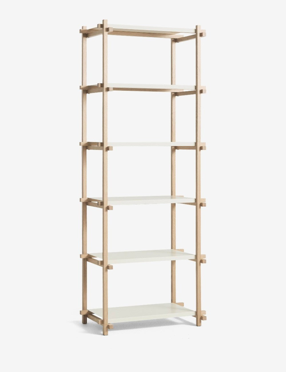 colonna di scaffalatura in legno alta