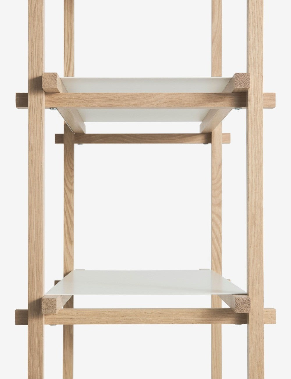 colonna di scaffalatura in legno alta