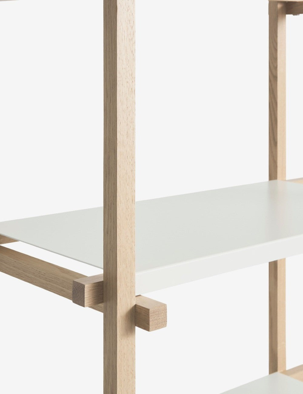 colonna di scaffalatura in legno alta