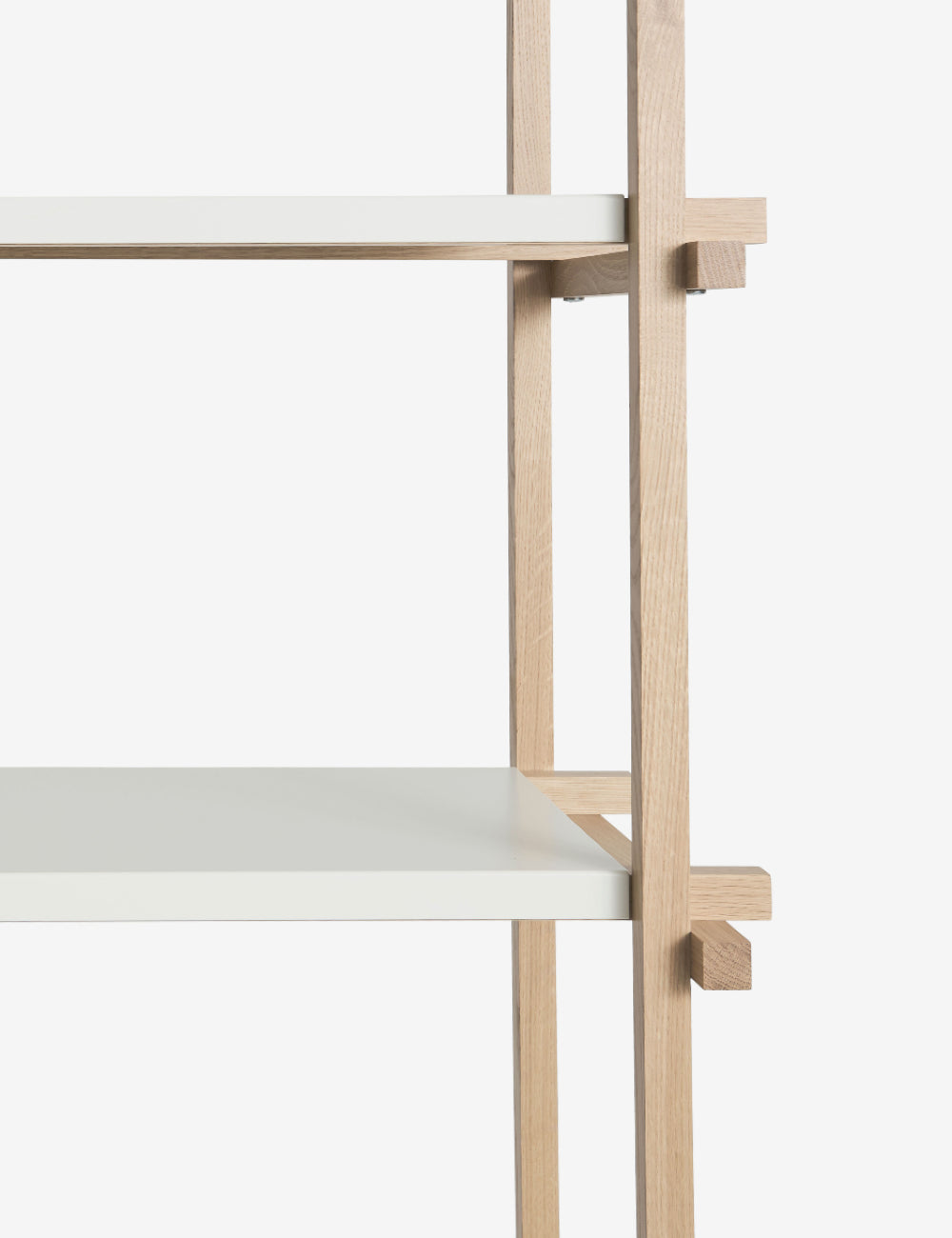 colonna di scaffalatura in legno alta