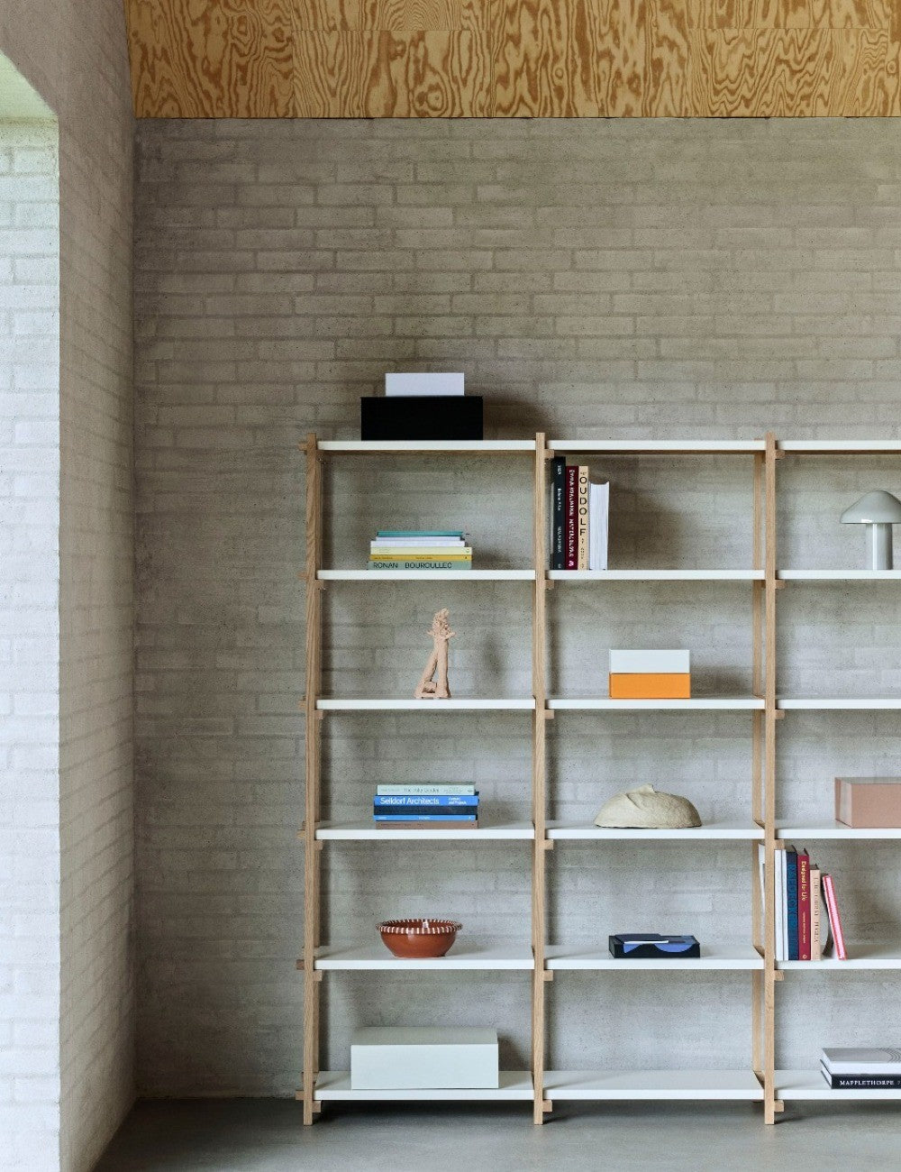 Étagère haute en bois