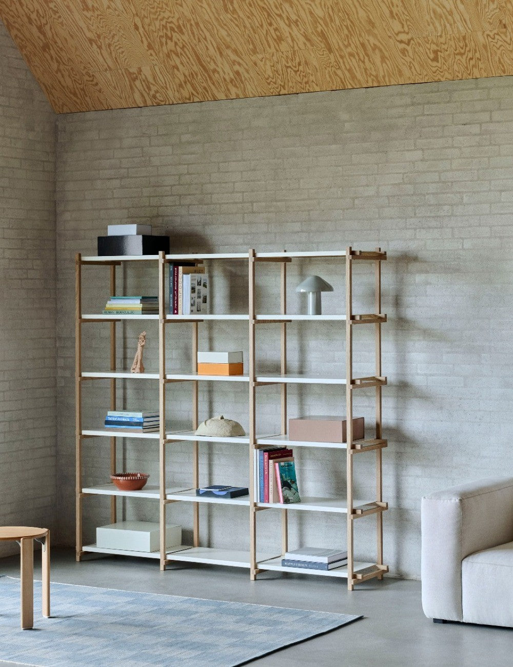 Étagère haute en bois