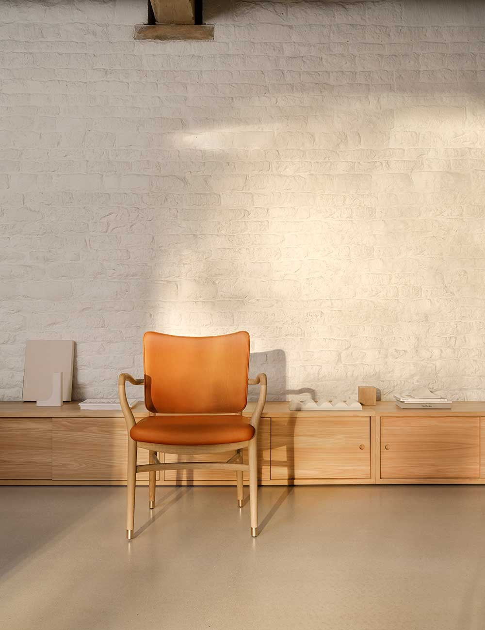 VLA61 MONARCH CHAIR