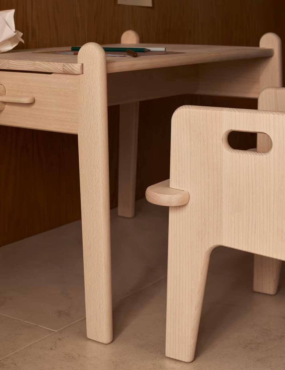 CH411 PETER'S TABLE