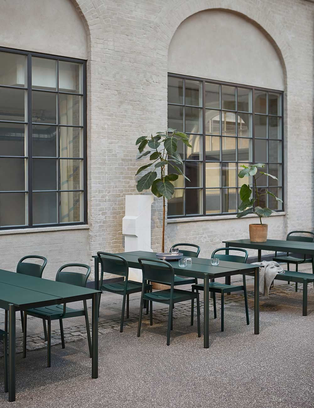 LINEAR STEEL TABLE 140