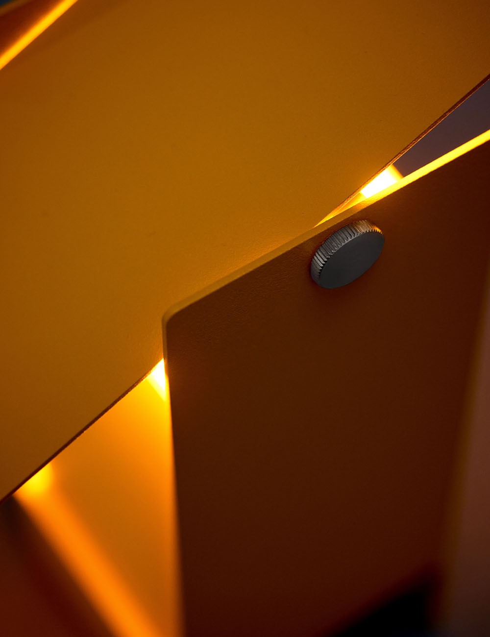 PIVOTING TABLE LAMP