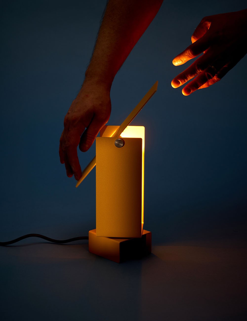 PIVOTING TABLE LAMP