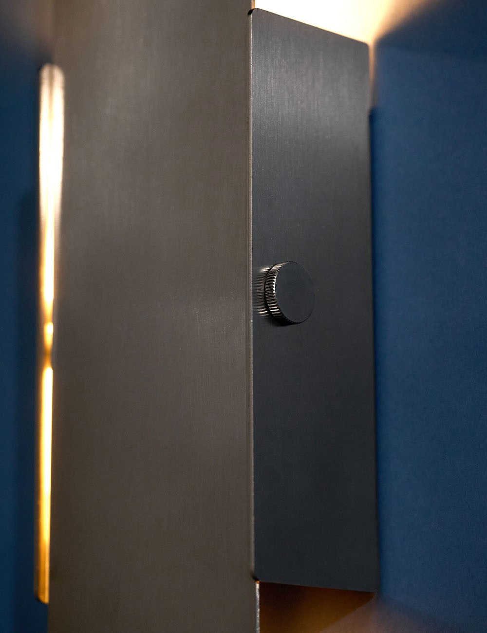 PIVOTING WALL LAMP