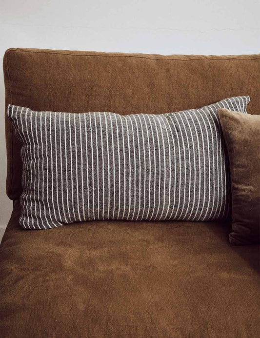 coussin à rayures monochromes