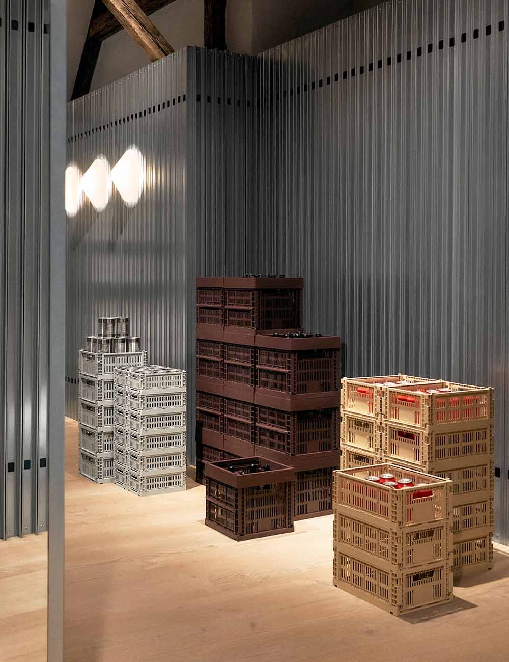 cassa di fieno colorata media