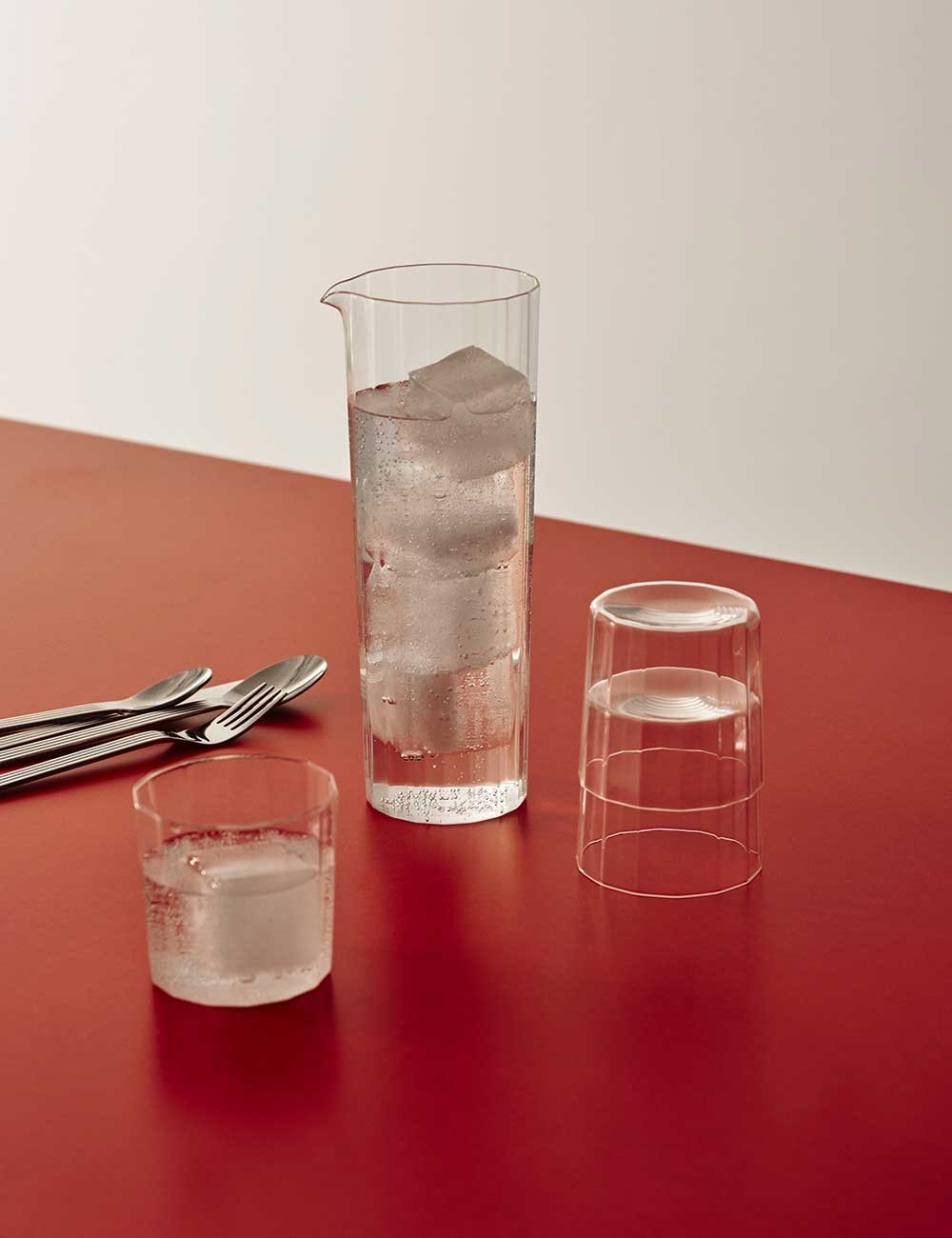 ANGLE CARAFE