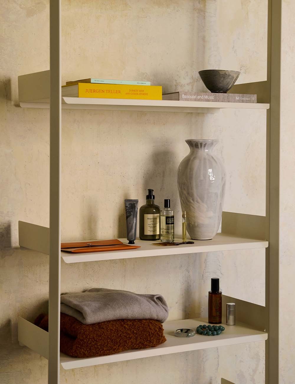 rombe com d w. shelf