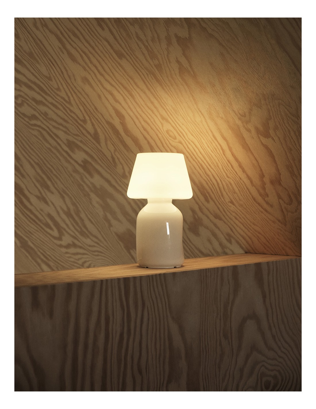 Lámpara portátil Apollo de Hay. Iluminación original ideal para el hogar.