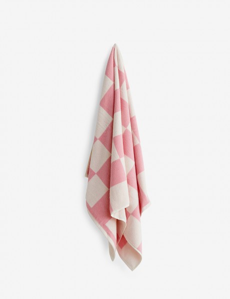 https://castroseis.com/36995-home_default/HAY-CHECK-BATHTOWEL-PINK.jpg