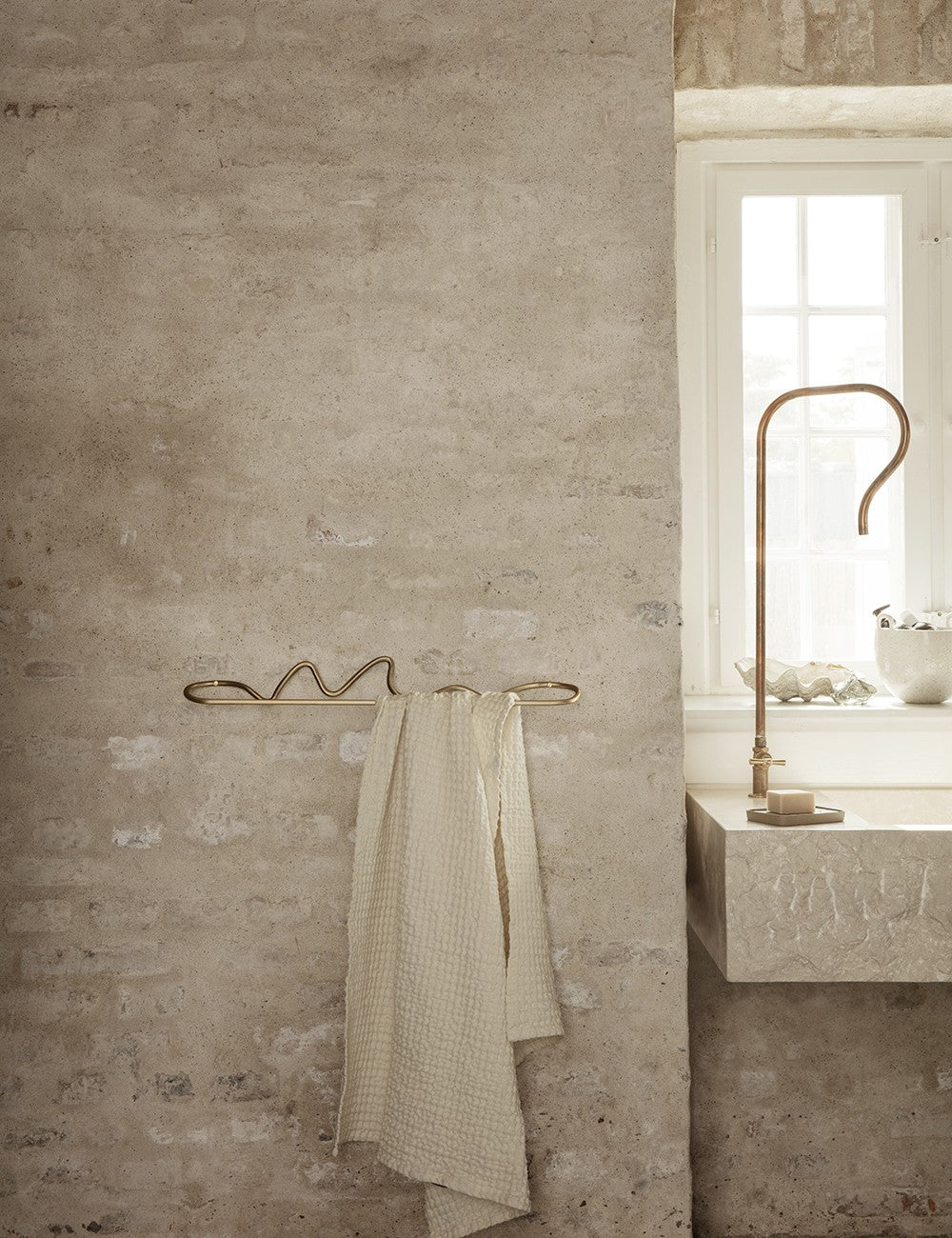 CURVATURE TOWEL RACK