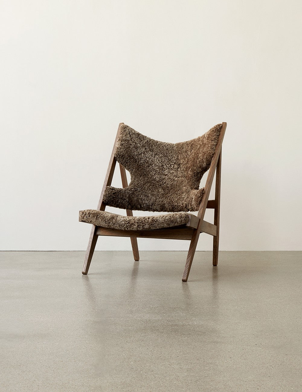 chaise longue tricotée en peau de mouton