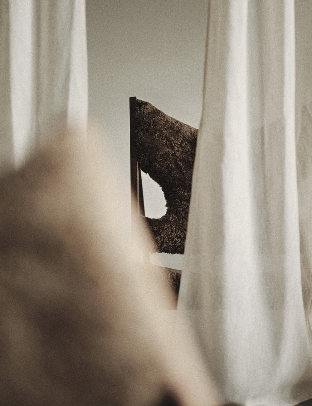 chaise longue tricotée en peau de mouton