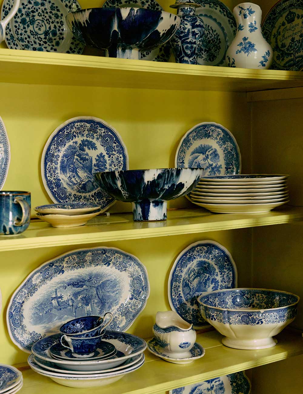 Ceramic bowl in base indigo