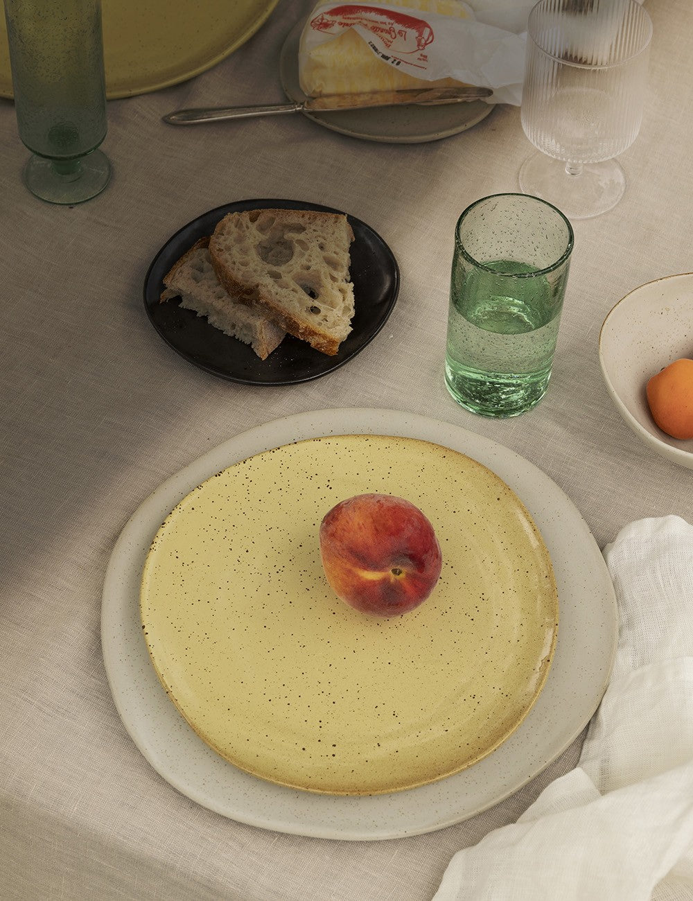 grand verre d'eau et d'huile d'olive