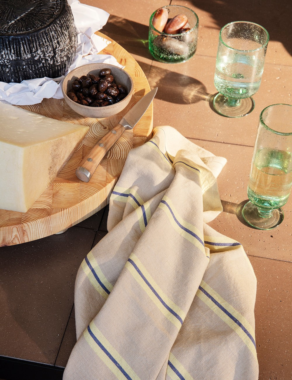 grand verre d'eau et d'huile d'olive