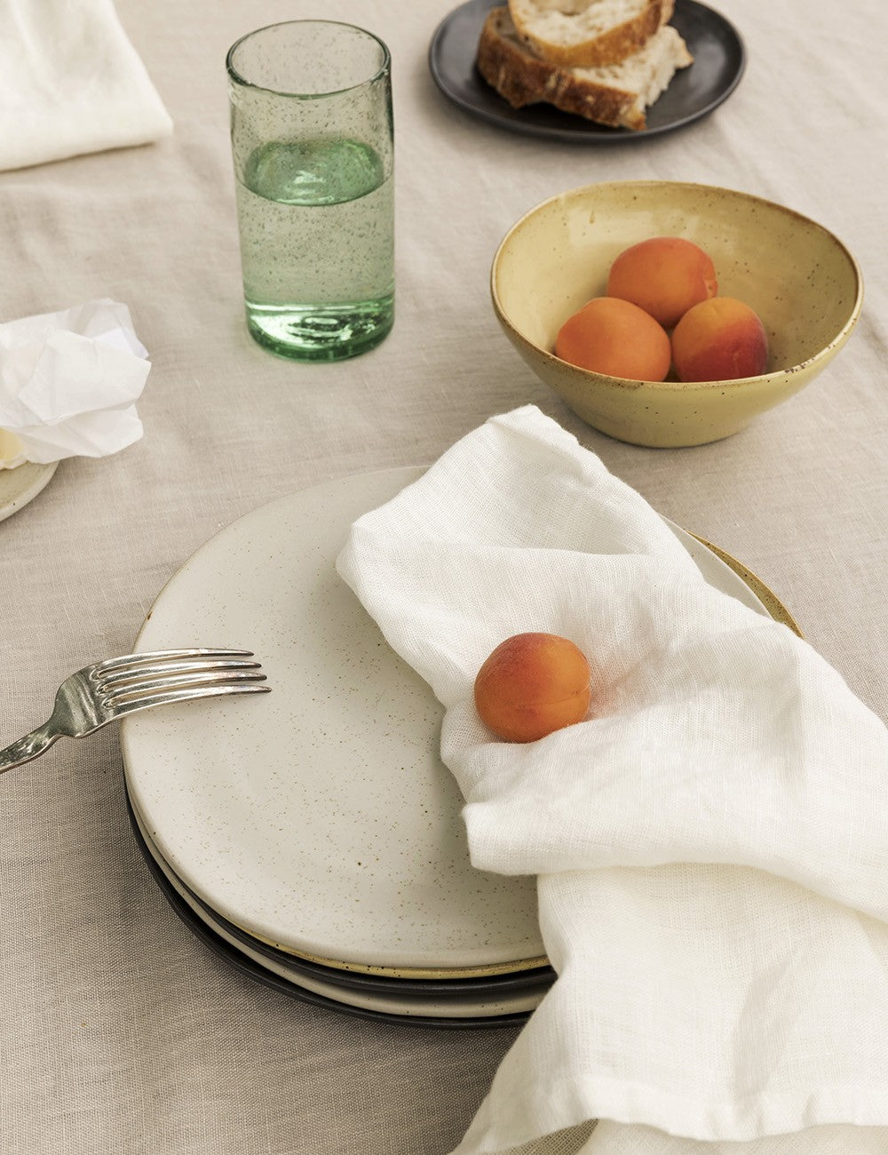 grand verre d'eau et d'huile d'olive