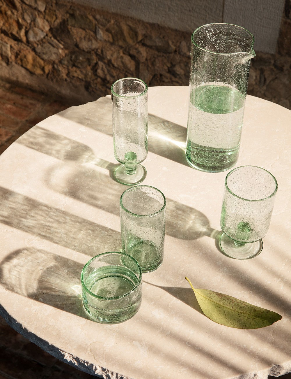 grand verre d'eau et d'huile d'olive