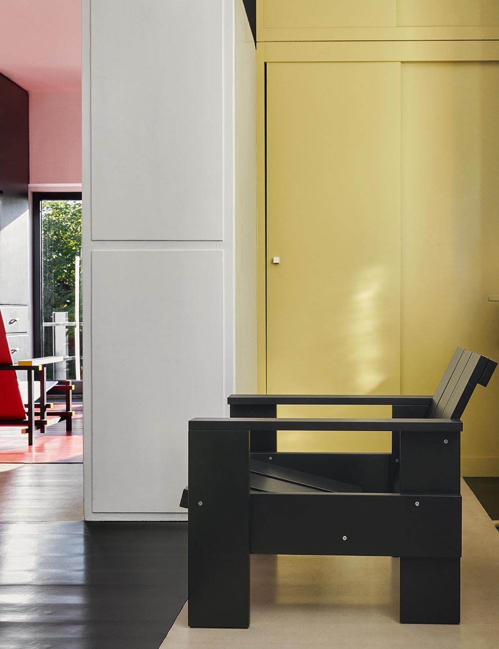 CRATE LOUNGE CHAIR