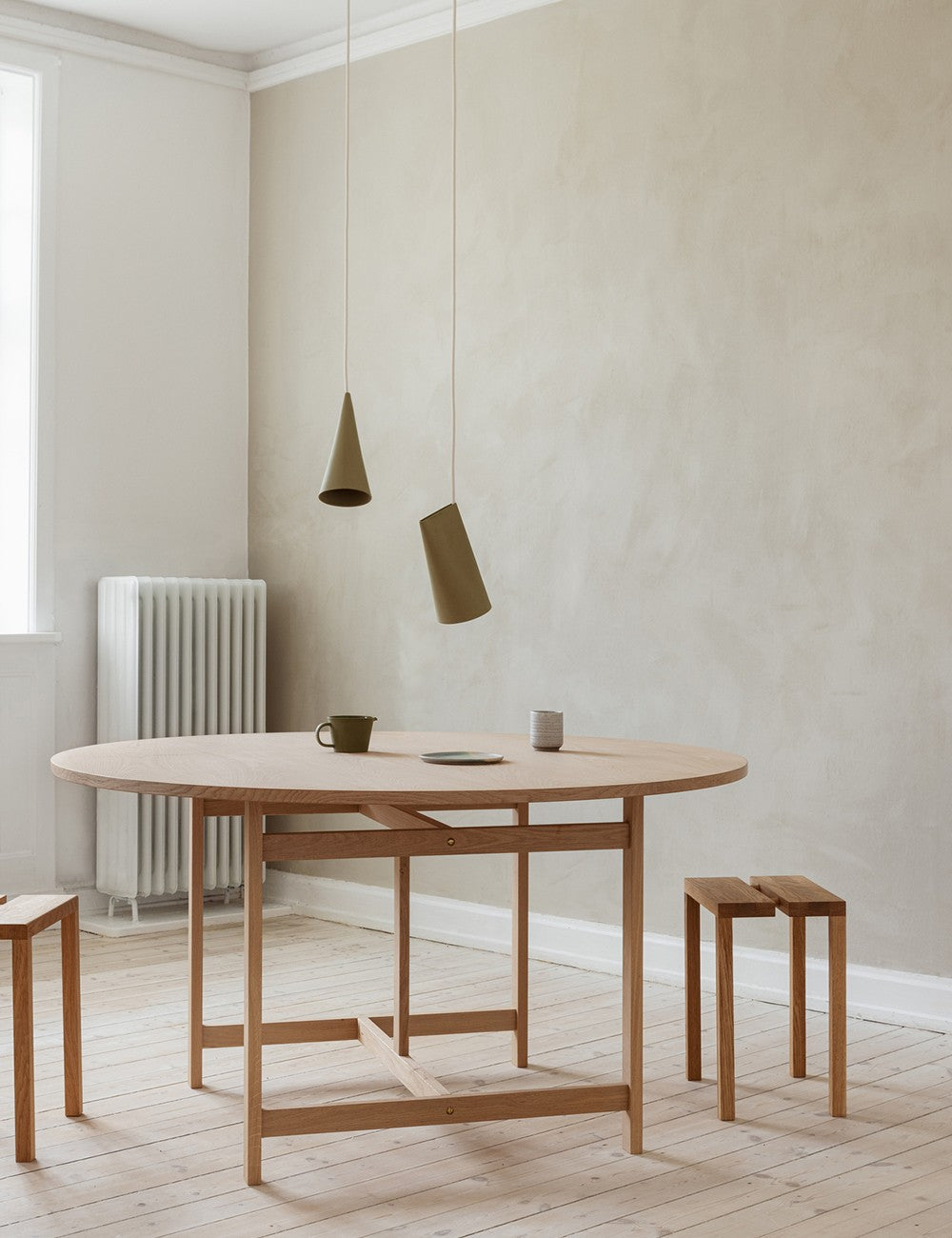 ROUND DINING TABLE 140