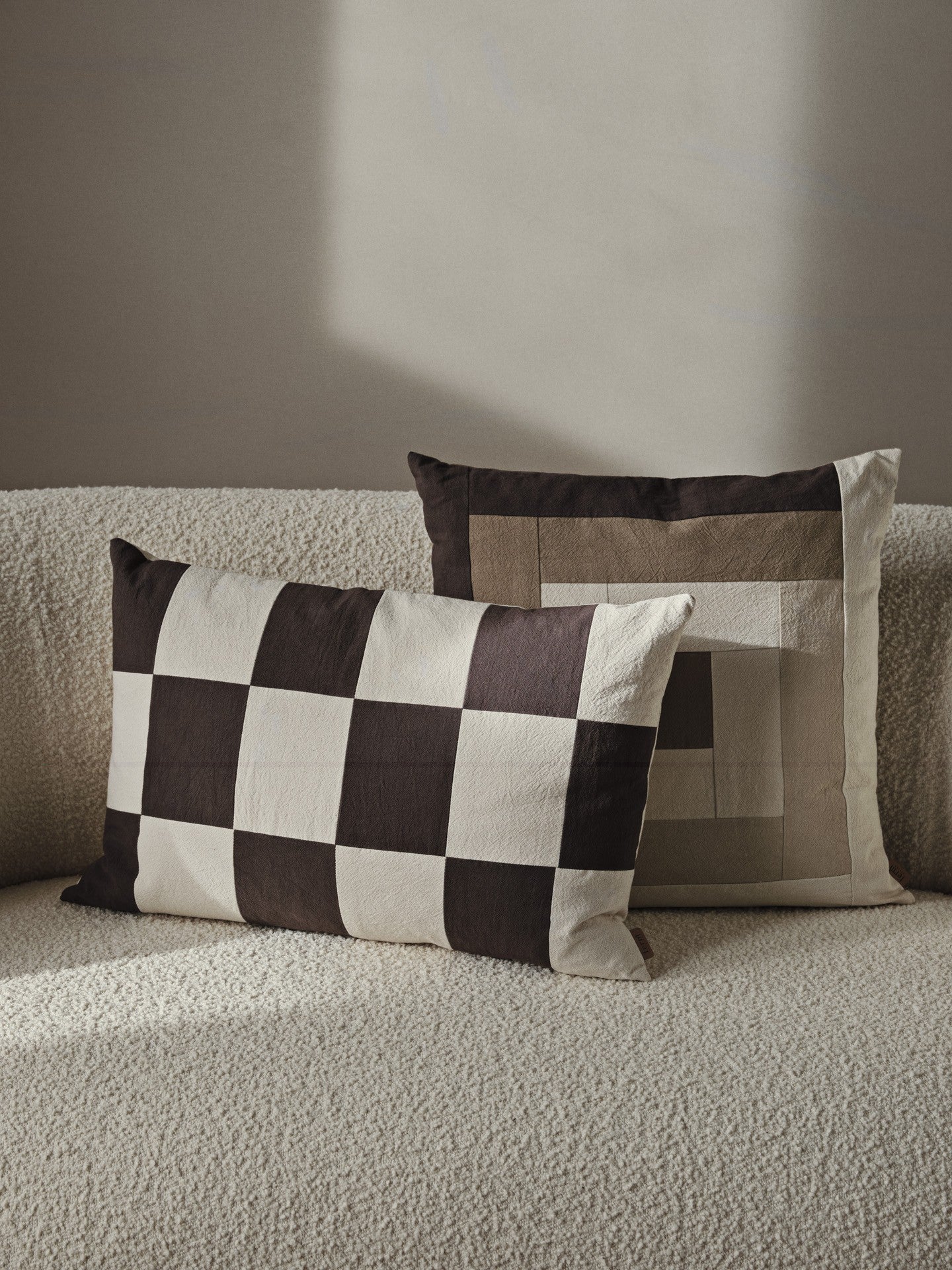 cuscino patchwork piegato color caffè