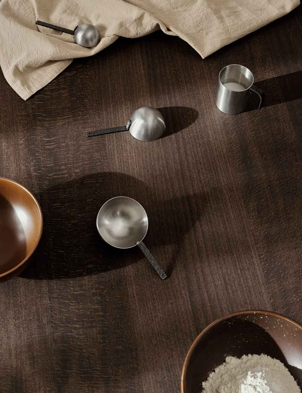 travail de tasse à mesurer