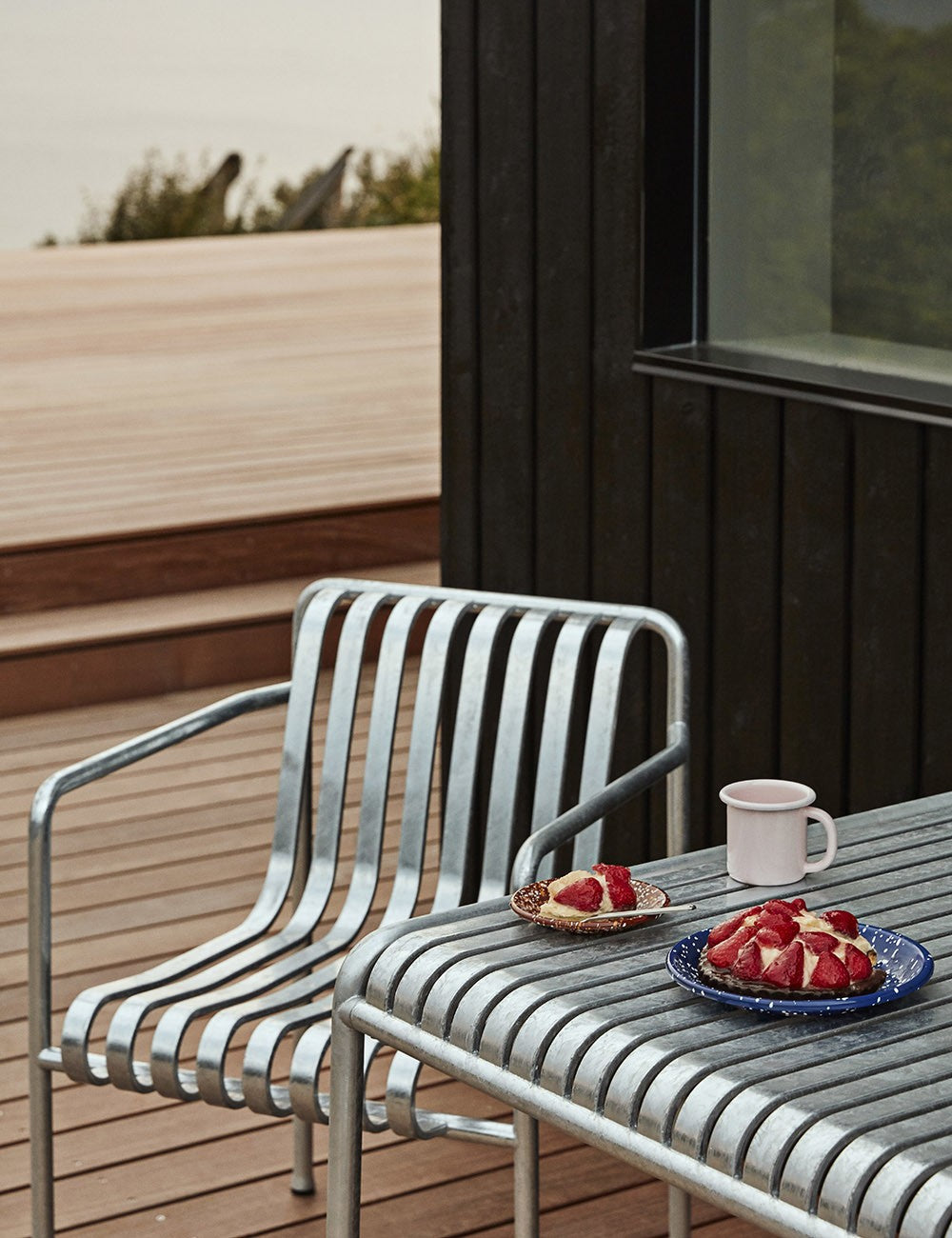 PALISSADE TABLE
