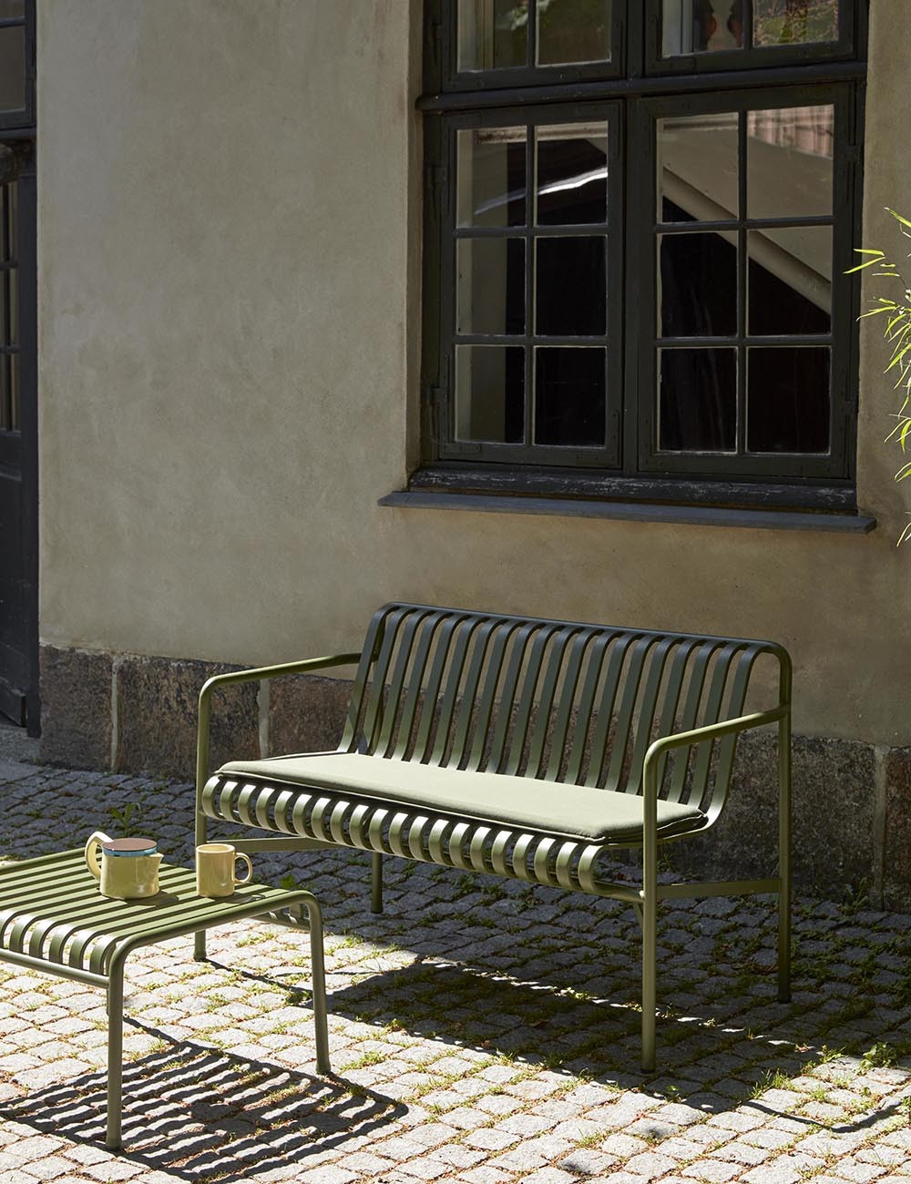 palissade dining bench w armrest