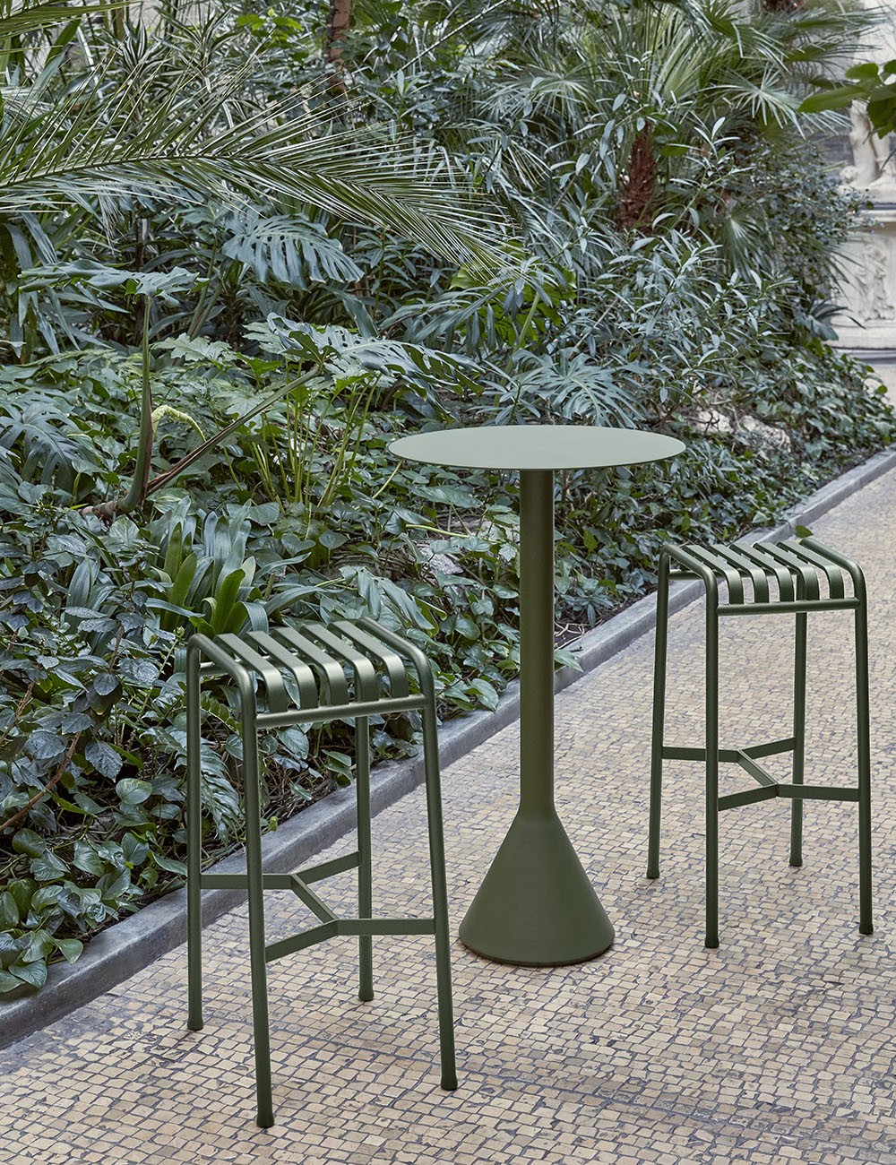 Palissade bar stool
