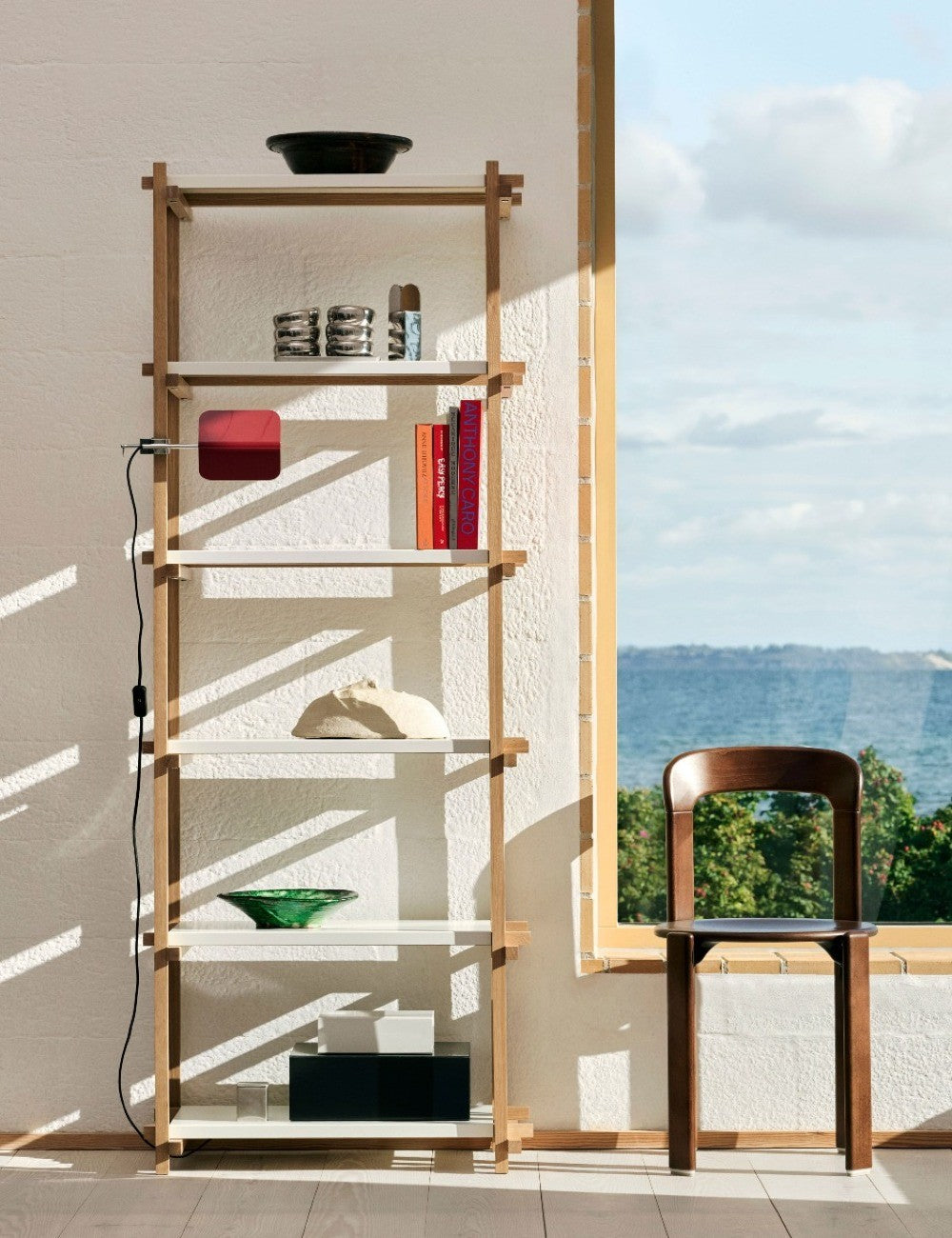 étagère en bois à colonne haute
