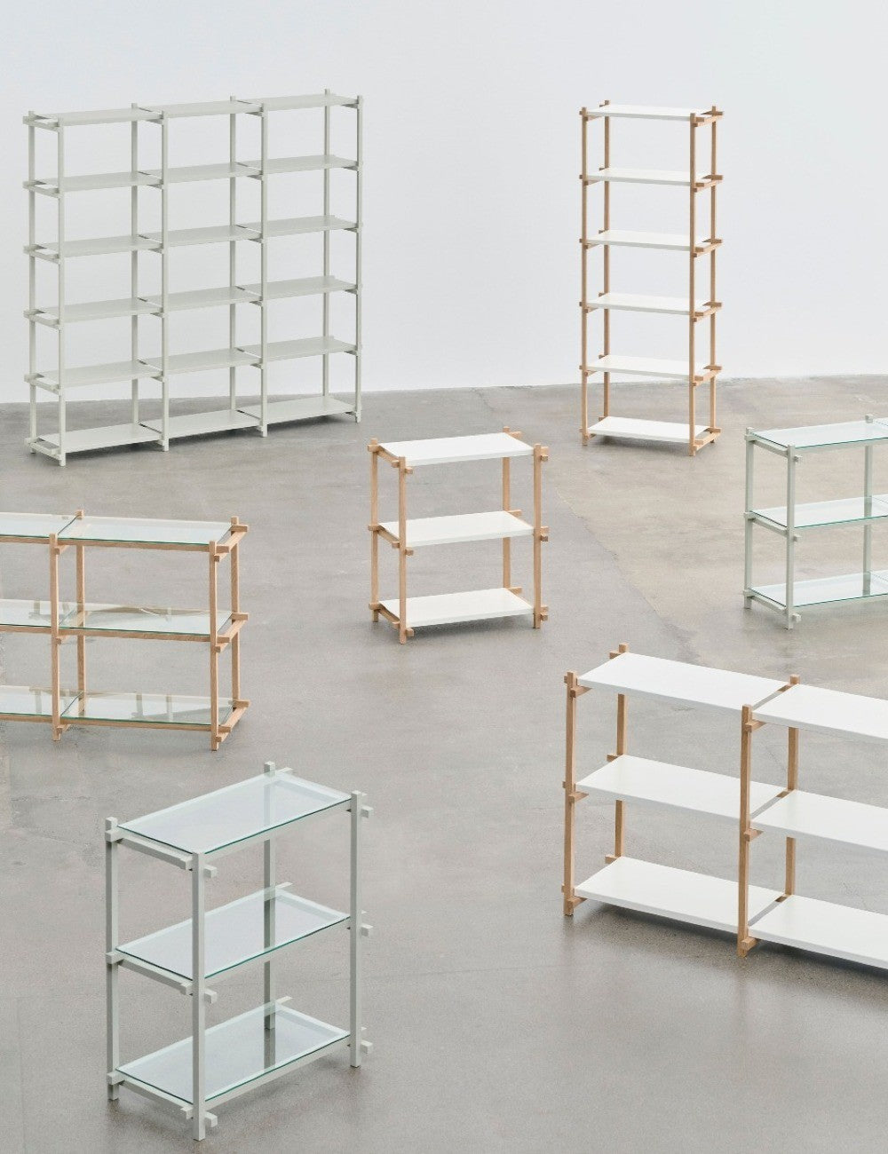 Étagère haute en bois