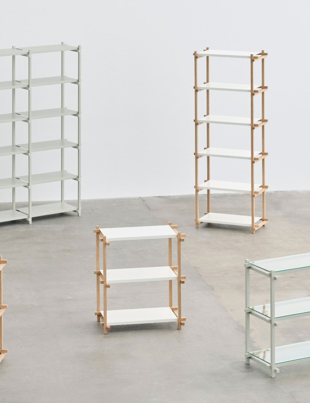 Étagère haute en bois