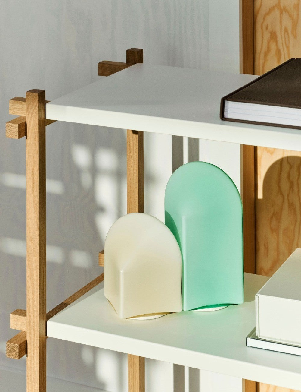 Étagère haute en bois