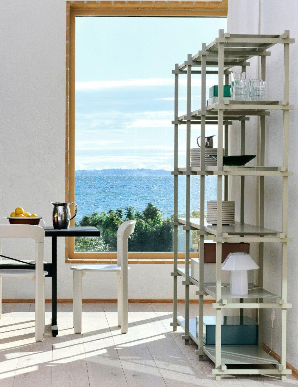 Étagère haute en bois