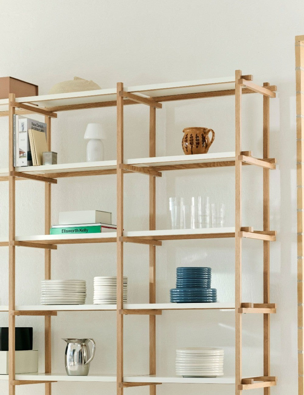 Étagère haute en bois