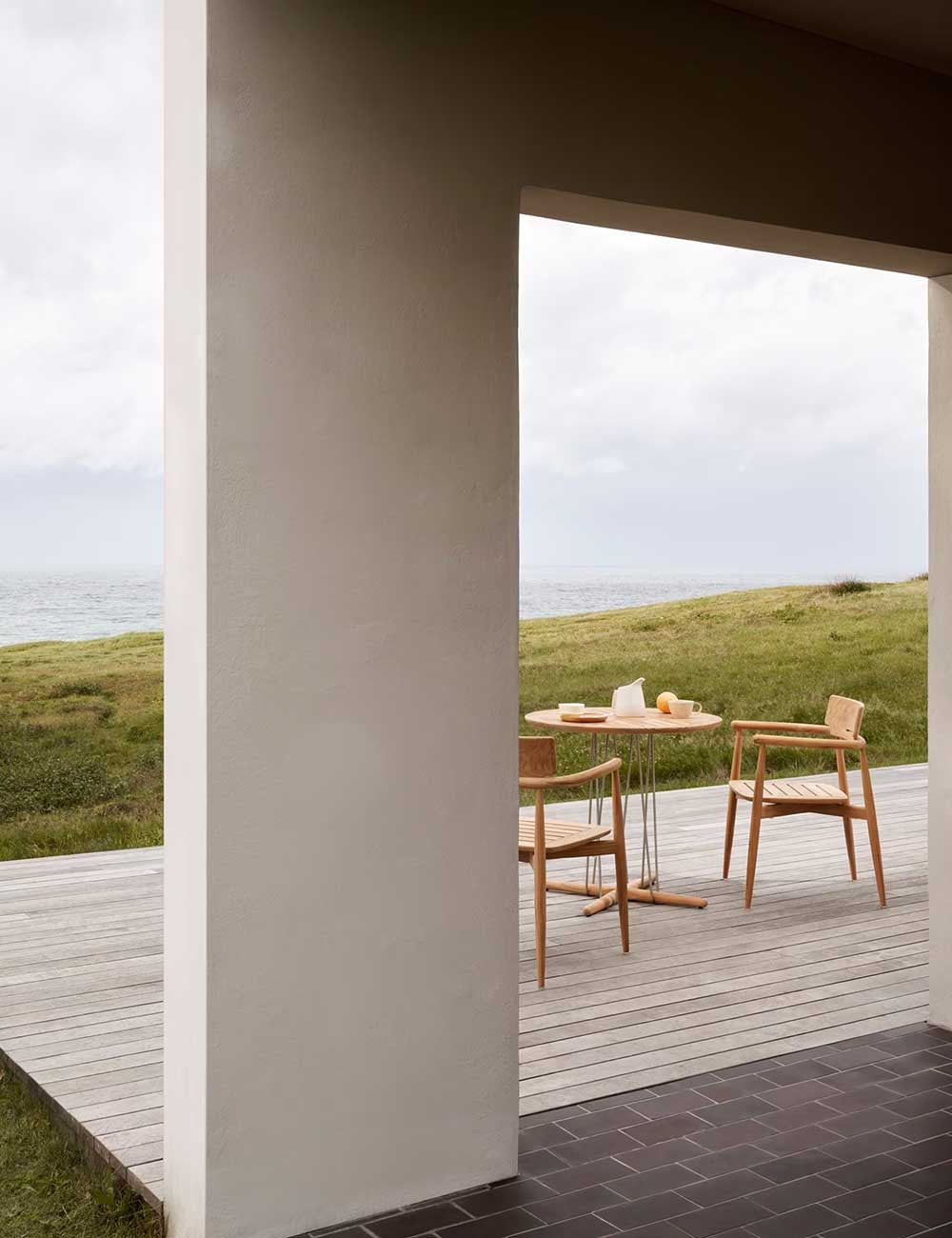 E022 Ø80 EMBRACE OUTDOOR DINING TABLE