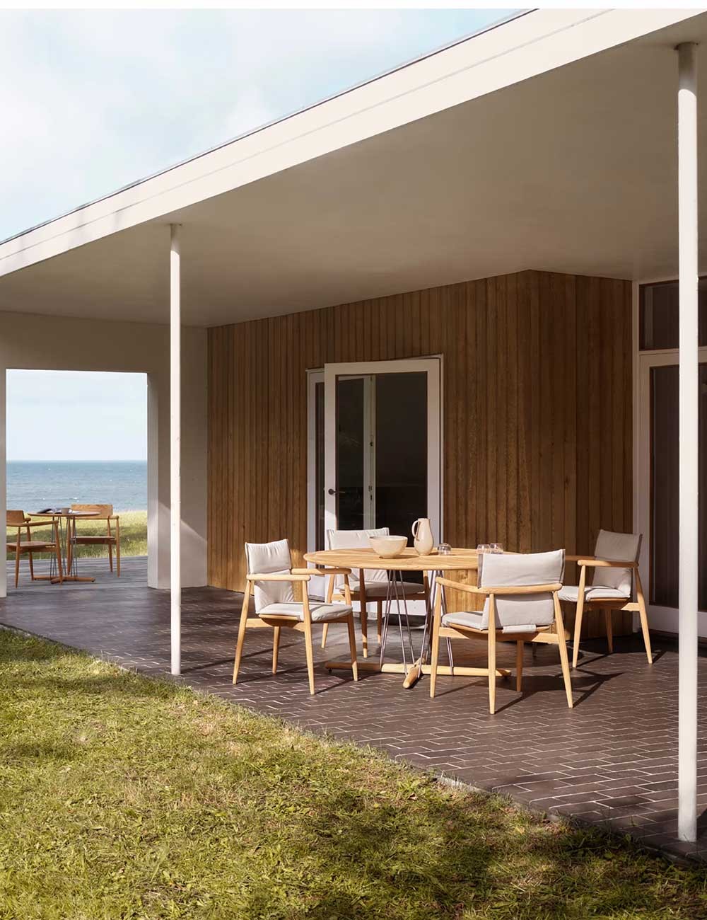 e022 ø140 embrace outdoor dining table